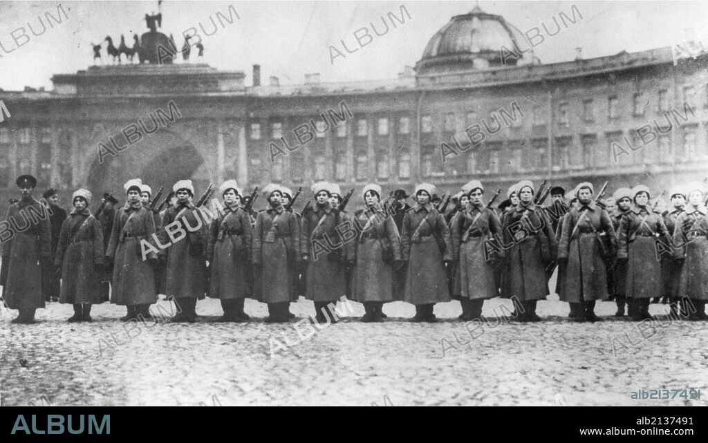 Petrograd, russsia 1917: women's batallion guarding the bourgeois government in the winter palace. 01/02/2013
