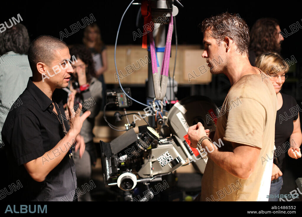RODRIGO CORTES y RYAN REYNOLDS en BURIED [ENTERRADO], 2010 (BURIED), dirigida por RODRIGO CORTES. Copyright VERSUS ENTERTAINMENT.