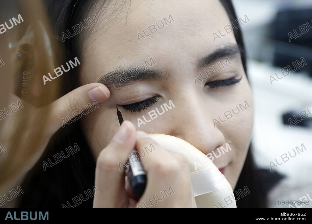 Vietnamese beauty salon. Eye makeup. Ho Chi Minh City. Vietnam. 22/03/2018