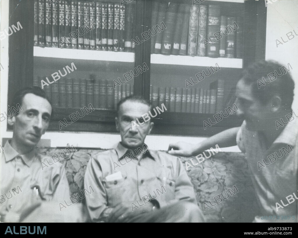 Recife (Brasil), febrero de 1961. Galvao habla para Blanco y Negro. Manuel Menéndez Chacón, enviado especial de Blanco y Negro, fué el único periodista del mundo que consiguió entrevistar y fotografiar a Galvao en su refugio del Cuartel general de la Policía Militar de Recife.