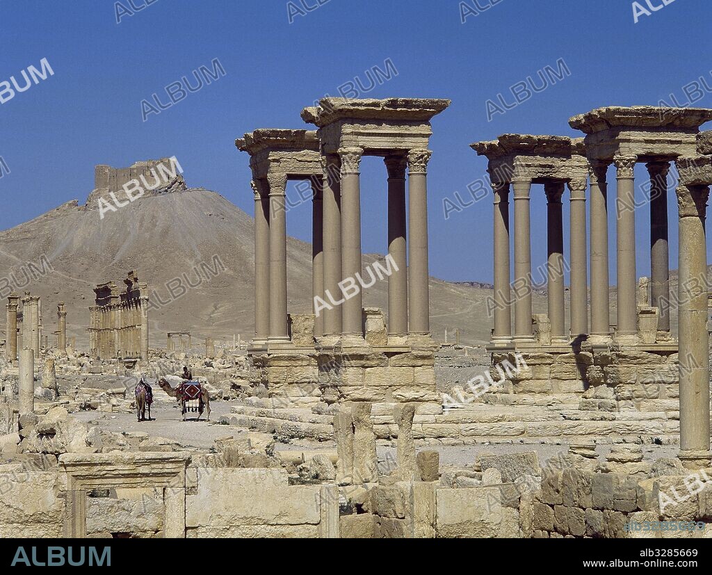 PALMIRA. Antigua ciudad, documentada ya en el II milenio. Vivió su periodo de máximo esplendor comercial bajo dominación romana (siglos I-III d. C.). Vista del TETRAPILO, monumento compuesto por cuatro grupos de cuatro columnas cada una, que señala el punto de intersección de los dos ejes principales de la ciudad. (Oasis de Tadmor). Siria.