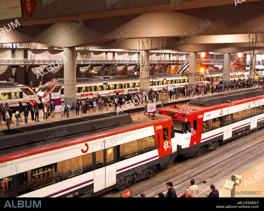 ANDEN DE CERCANIAS en la "ESTACION DE ATOCHA". MADRID. España.