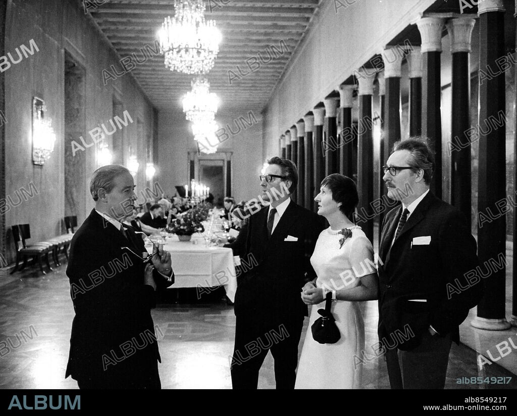 Stockholm 1966-10-27. Överintendent Folke Holmér med skulptör Karl Göte Bejemark, intendent Harriet Waern och professor Asmund Arle vid Liljevalchs 50-årsjubileum i Stadshuset. Foto: Bo Schreiber / SvD / TT / kod 12014.