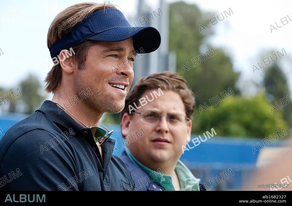 BRAD PITT y JONAH HILL en MONEYBALL: ROMPIENDO LAS REGLAS, 2011 (MONEYBALL), dirigida por BENNETT MILLER. Copyright COLUMBIA PICTURES.