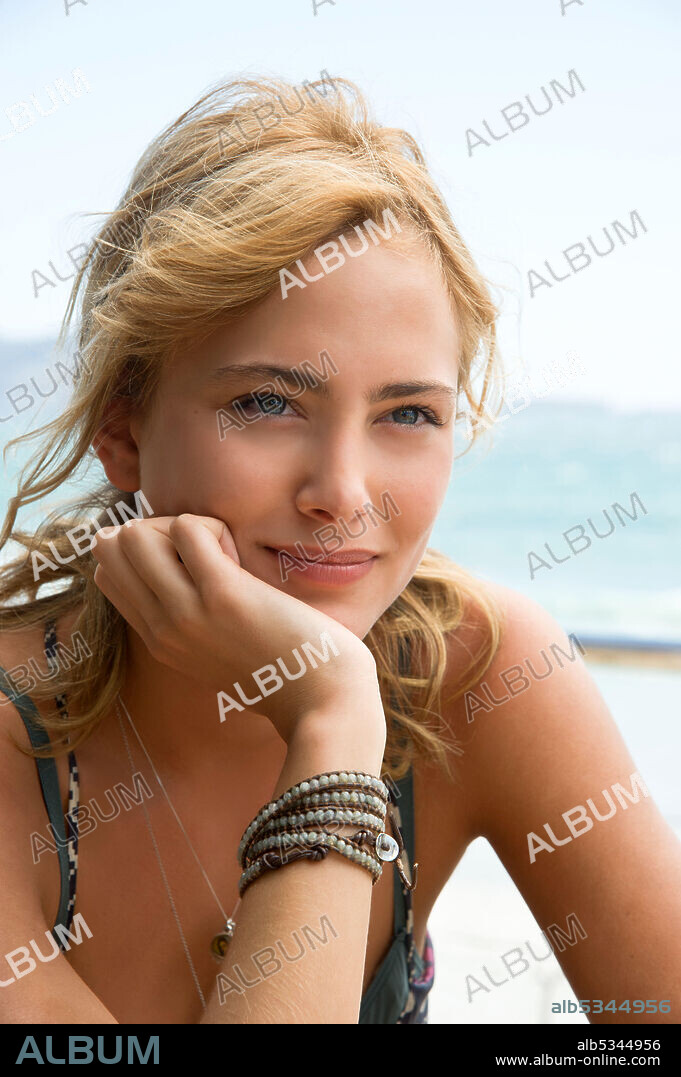 NORA ARNEZEDER en EL INVITADO, 2012 (SAFE HOUSE), dirigida por DANIEL ESPINOSA. Copyright INTREPID PICTURES.