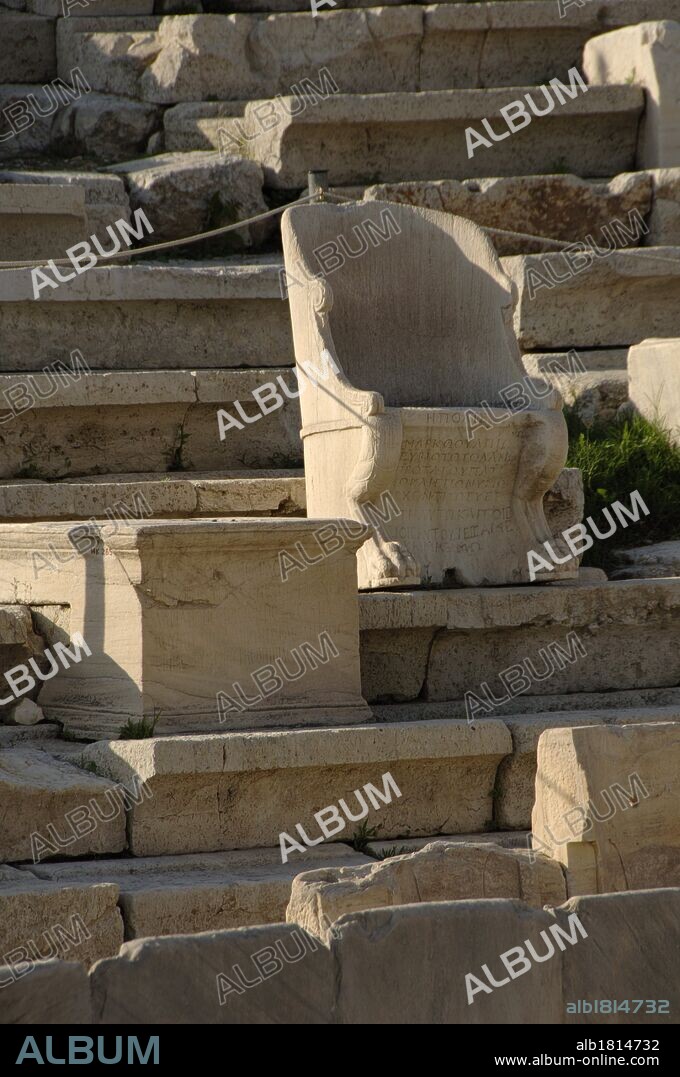ARTE GRIEGO. GRECIA. TEATRO DE DIONISIO. Vista del ASIENTO DEL SACERDOTE DIONISO en las gradas. ATENAS.