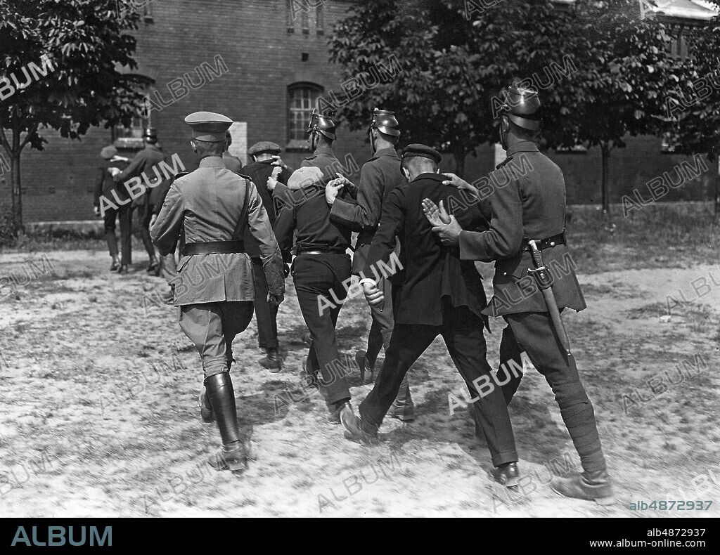 GERMANY BRANDENBURG AN DER HAVEL around 1930. Orig. caption ... ONE DAY WITH THE CAMERA IN THE POLICE SCHOOL IN BRANDENBURG A / HAVEL. Fig. 2587. The well-known "police attack" for recalcitrant detainees is practiced in groups. Photo: A-B-C Berlin / AB Text & Bilder / SVT / Code: 5600 Folder: 5-min Germany 1925-32 11: Police Photo series Photo report Police arrest Arrests sites: BRANDENBURG AN DER HAVEL; GERMANY PhotoDate: 193? - ?? - ??.
