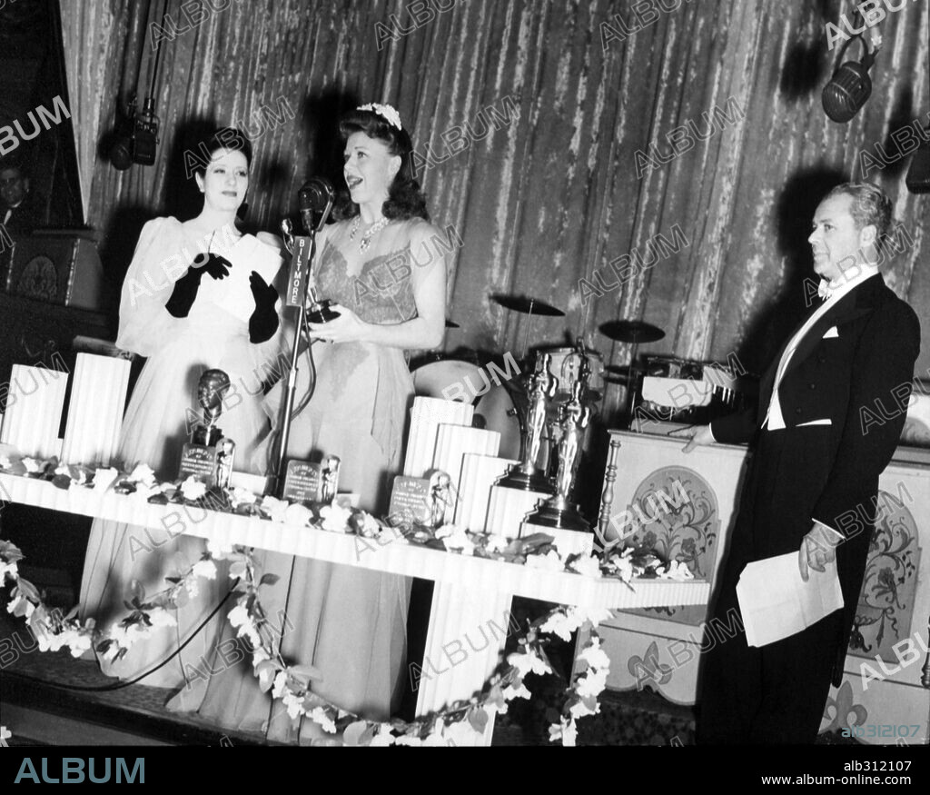 GINGER ROGERS and LYNN FONTANNE. The 13th Academy Awards  / 1941. 
Lynn Fontanne, Oscar Night´s host, with Ginger Rogers winner of the best actress award for "Kitty Foyle". 1941