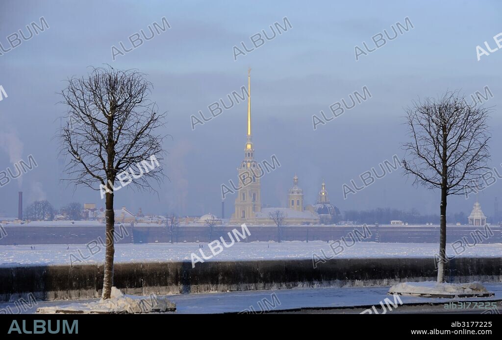 RUSIA. SAN PETERSBURGO. Vista del recinto de la Fortaleza de San Pedro y San Pablo con el río Neva congelado. Diseñada por Dominico Trezzini y erigida en 1703. La fortaleza contiene diversos edificios, entre ellos la Catedral de San Pedro y San Pablo.