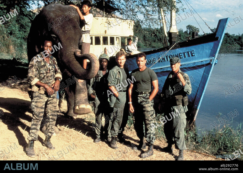 DANNY GLOVER y RAY LIOTTA en OPERACIÓN ELEFANTE, 1995 (OPERATION DUMBO DROP), dirigida por SIMON WINCER. Copyright WALT DISNEY PRODUCTIONS.