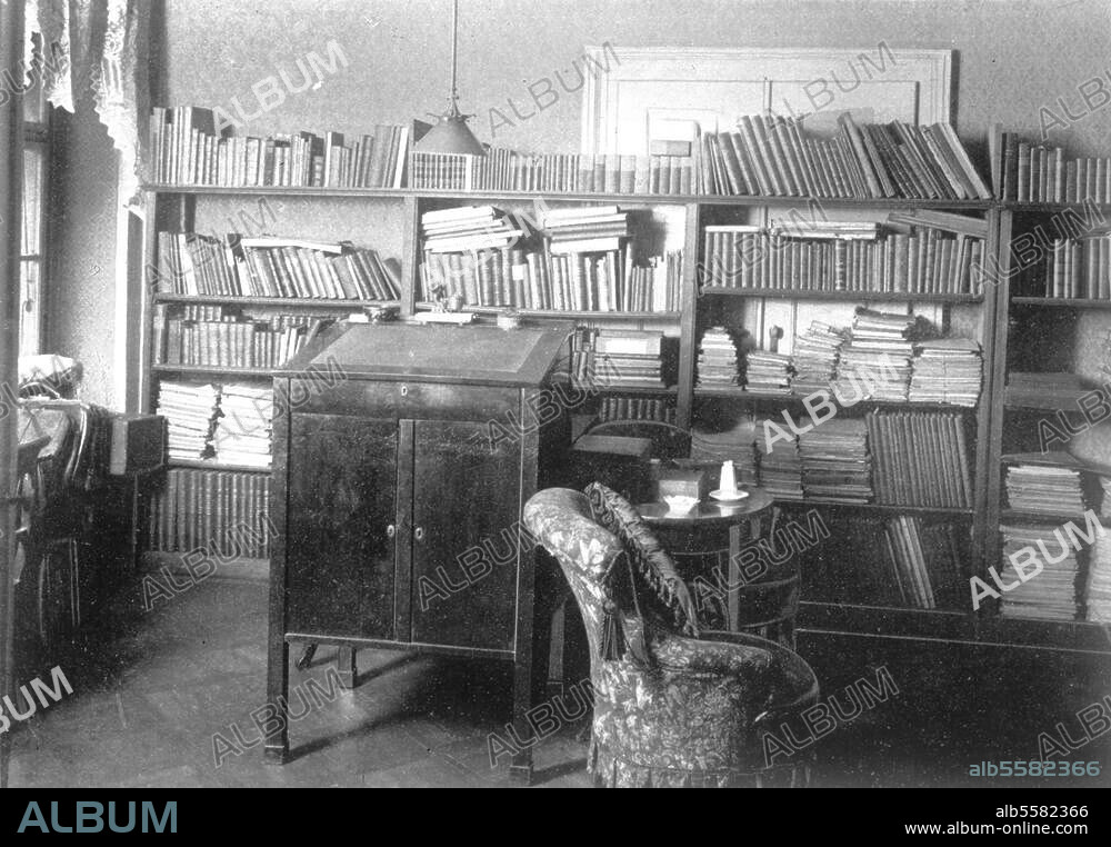 re: Brahms, Johannes Composer 1833-1897. Vienna, Karlsgasse 4 (from 1872 home on Brahms and place where he died on 3.4.1897). Interior view: study and library. Photo, c. 1910.
