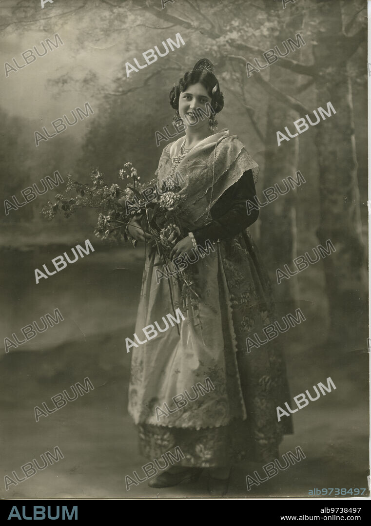 Valencia, 1929. La «Señorita España», Pepita Samper, vistiendo el típico traje de labradora valenciana, con el que se presentará en París al concurso de Belleza.