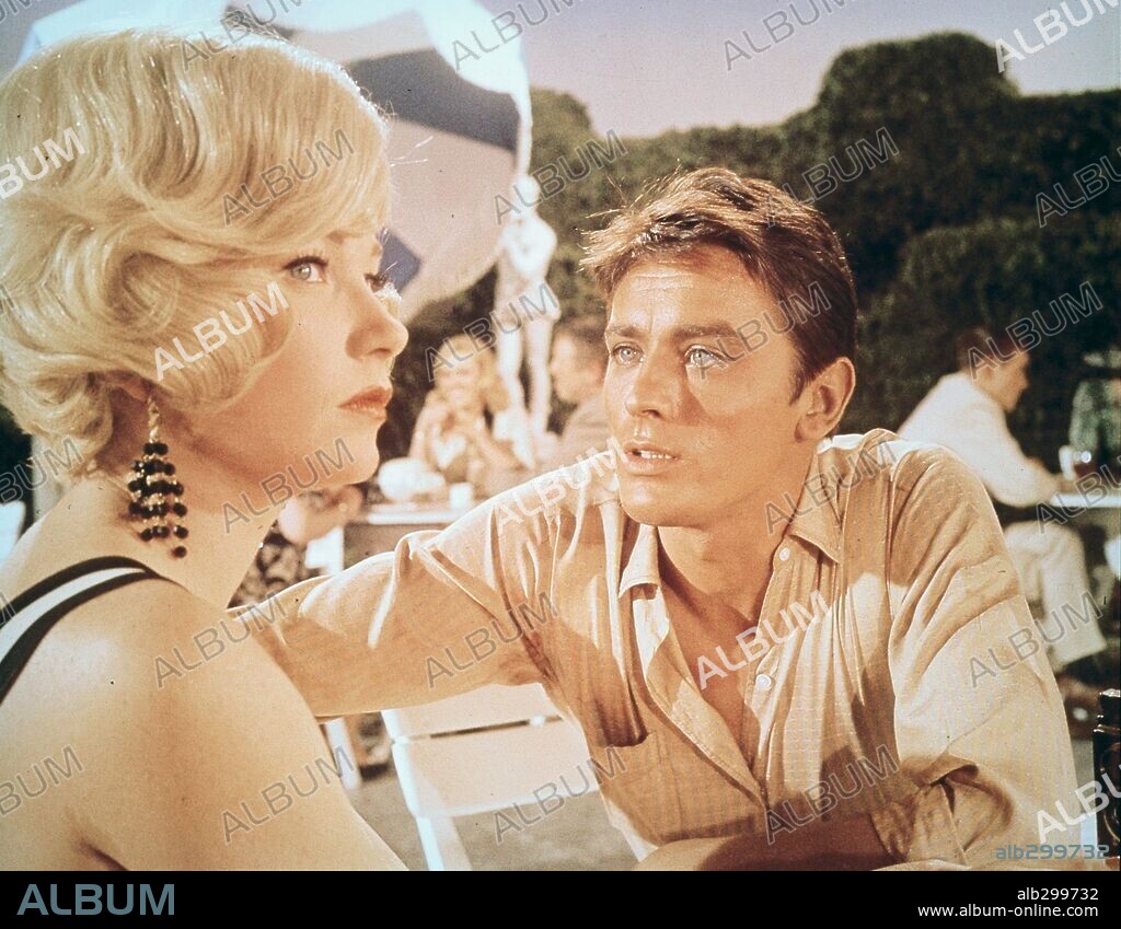 ALAIN DELON y SHIRLEY MACLAINE en EL ROLLS ROYCE AMARILLO, 1964 (THE YELLOW ROLLS ROYCE), dirigida por ANTHONY ASQUITH. Copyright M.G.M.