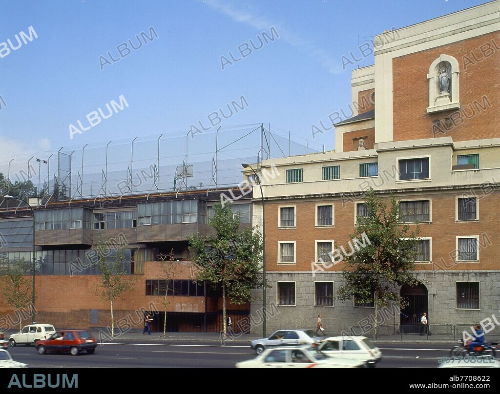 COLEGIO NUESTRA SEÑORA DE LAS MARAVILLAS LA SALLE SITUADO EN LA CALLE GUADALQUIVIR NUMERO 9.