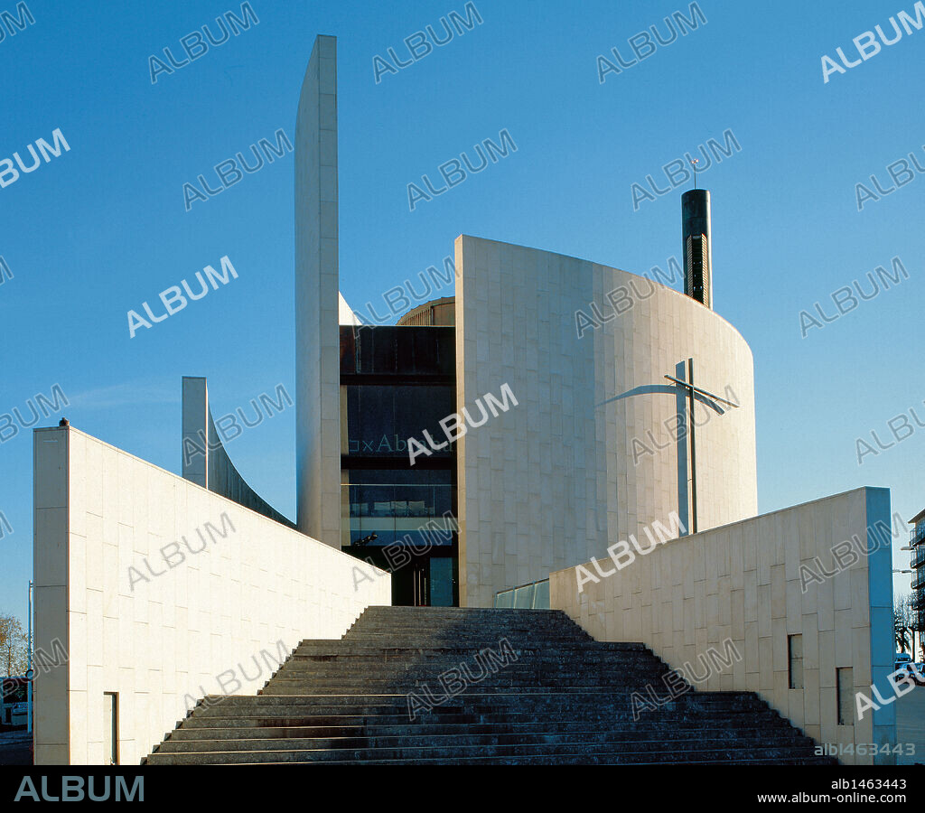 PARROQUIA SAN ABRAHAM. Obra del arquitecto Benedito. Fue inaugurada en junio de 1992 para acoger las celebraciones de las diferentes religiones durante las Olimpiadas. S. XX. Barcelona. Cataluña.