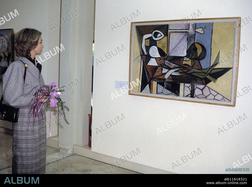 PABLO PICASSO. SOFIA DE GRECIA. REINA DE ESPAÑA 1938 -. INAGURANDO LA EXPOSICION DE PABLO RUIZ PICASSO EN MADRID.