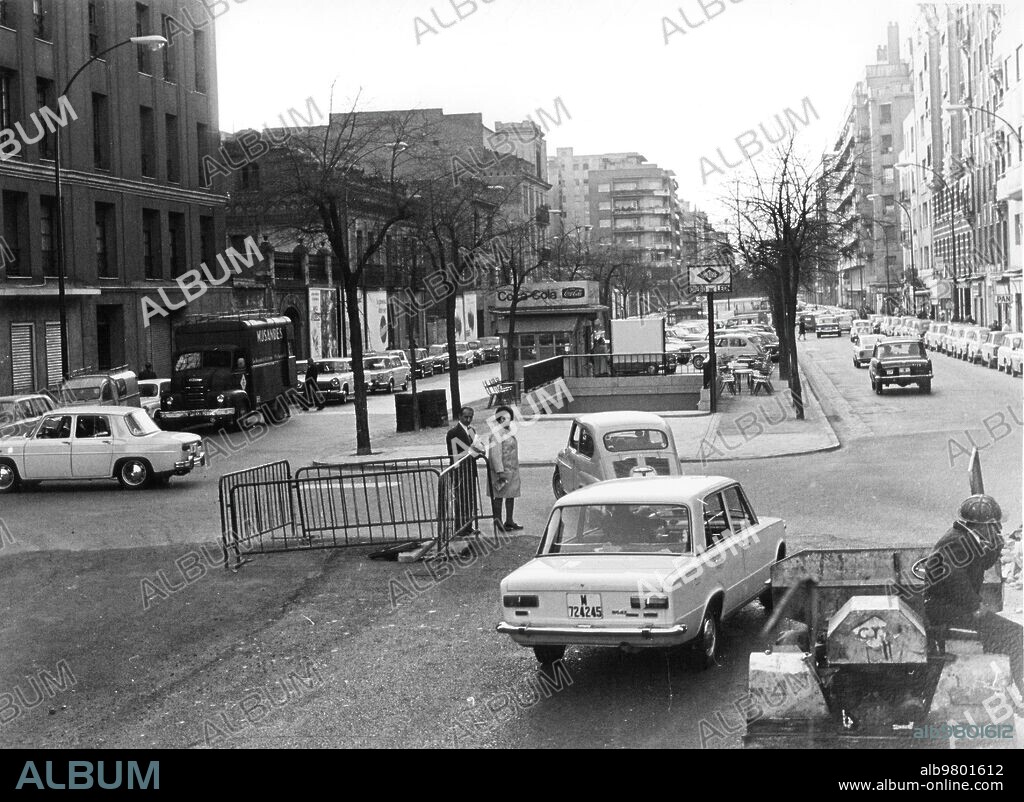 1970. Entrance to the "Diego de León" station, on Juan Bravo street.