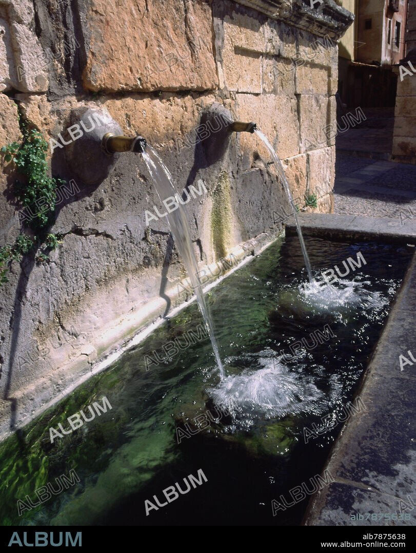 FUENTE EN LA PLAZA DEL COSO.