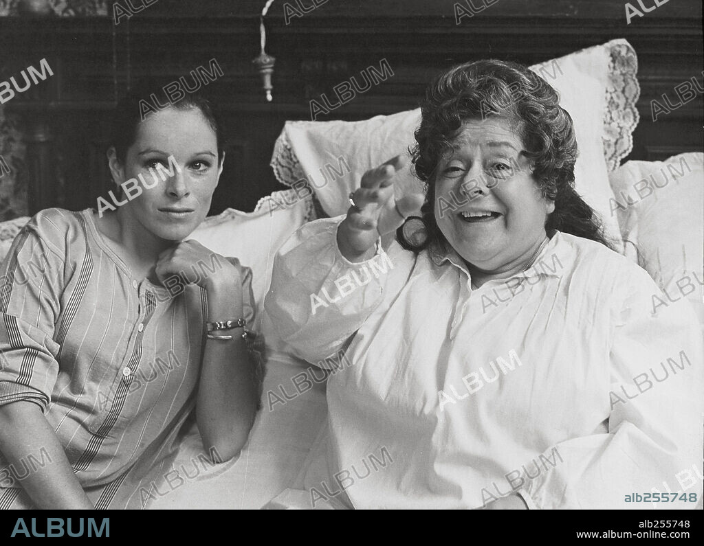 GERALDINE CHAPLIN y RAFAELA APARICIO en ANA Y LOS LOBOS, 1973, dirigida por CARLOS SAURA. Copyright ELIAS QUEREJETA, P.C.