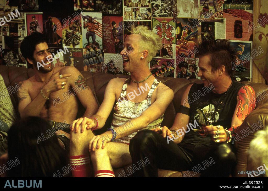 ADAM GOLDBERG, RICKY TRAMMELL and VAL KILMER in THE SALTON SEA, 2002, directed by D. J. CARUSO. Copyright WARNER BROS. PICTURES.