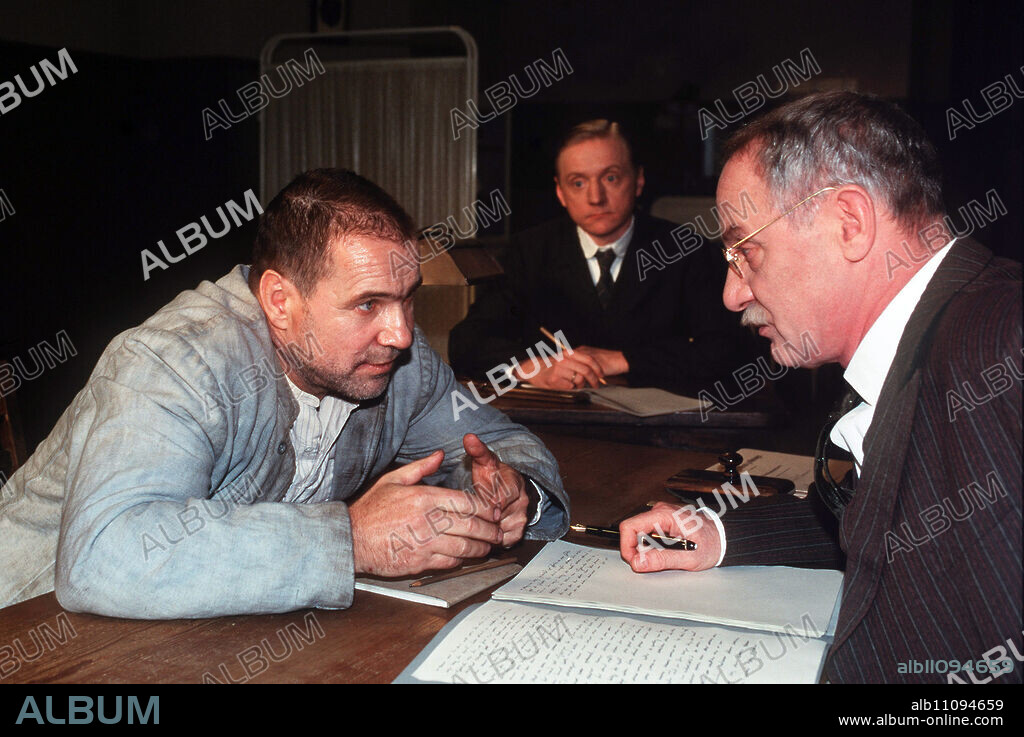 THE DEATHMAKER - "Wait, just wait a little while, then Haarmann will come to you with his little cleaver and make mincemeat out of you." The mass murderer Fritz Haarmann (GÖTZ GEORGE, left) lets the forensic psychiatrist Prof. Dr. Ernst Schultze (JÜRGEN HENTSCH) in on his thoughts. In the back: PIERRE FRANKH as stenographer. Director: Romuald Karmarkar / Headline: THE DEATHMAKER / BRD 1995.