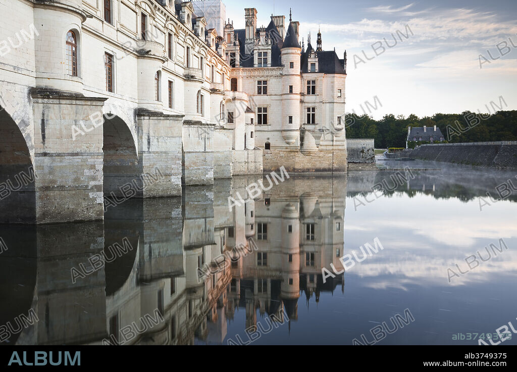 The chateau of Chenonceau reflecting in the waters of the River Cher, UNESCO World Heritage Site, Indre-et-Loire, Loire Valley, Centre, France, Europe.