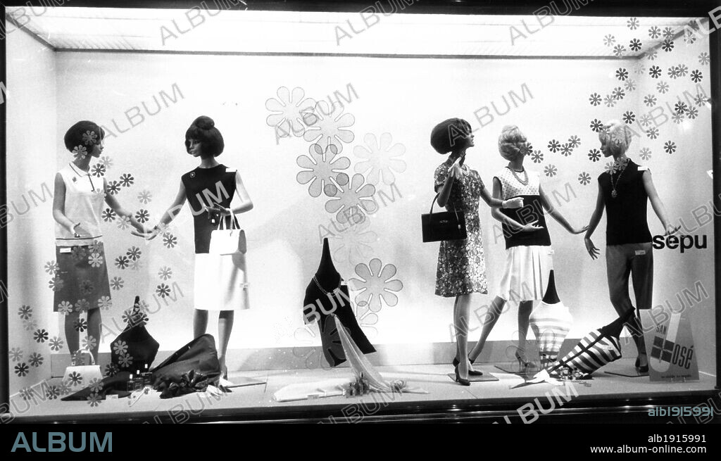 Escaparate de los Almacenes SEPU en las Ramblas de Barcelona. Marzo de 1965.