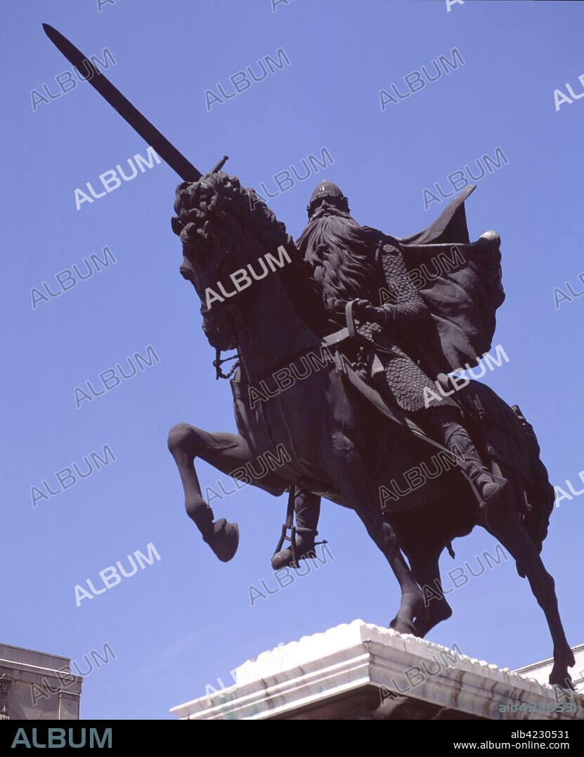 CRISTOBAL , JUAN  JUAN CRISTOBAL GONZALEZ DE QUESADA ESCULTOR ESPAÑOL . OHANES 1897 - 1961 ESTATUA DE EL CID CAMPEADOR EN LA CIUDAD DE BURGOS.