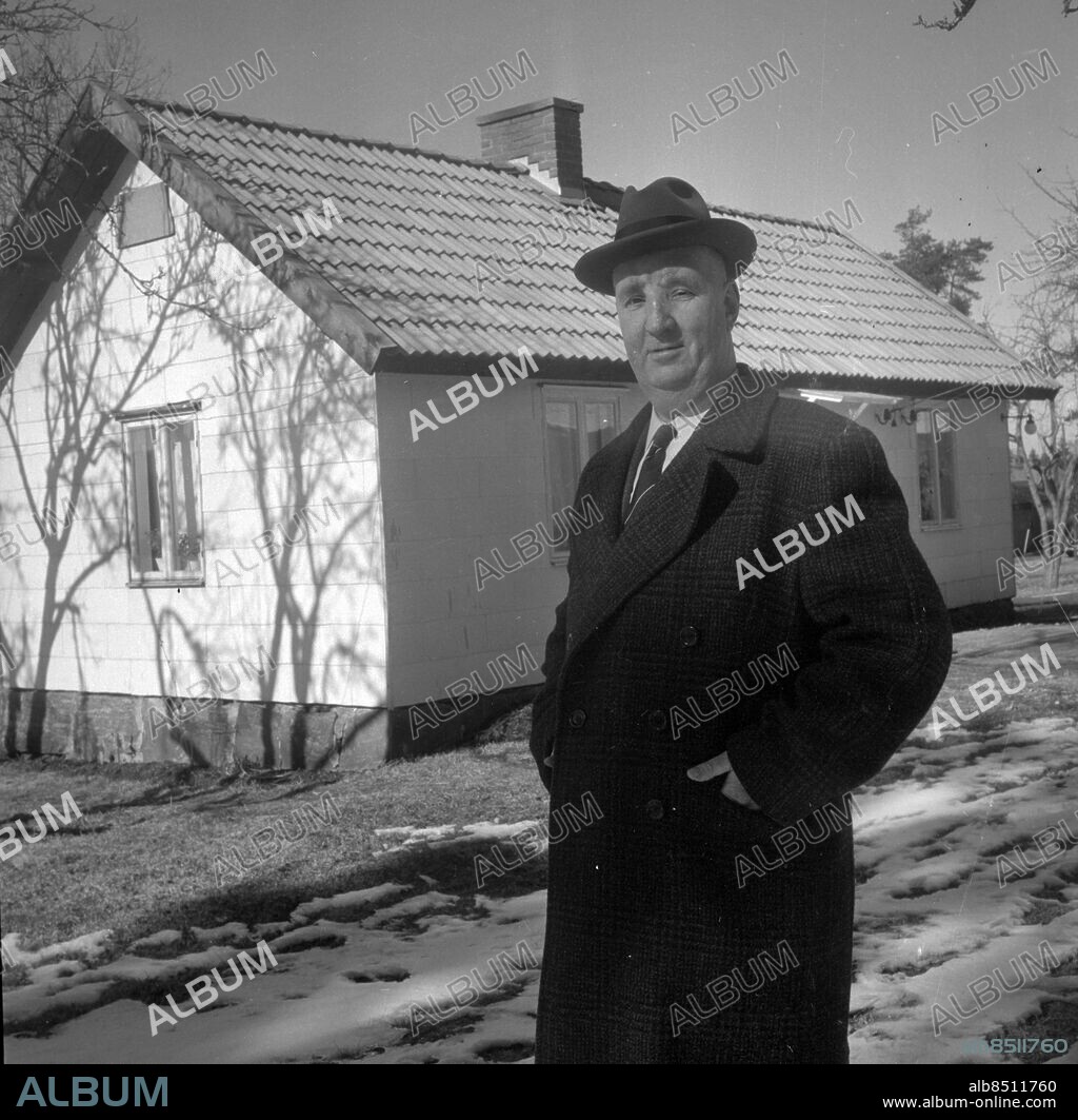 TROLLHÄTTAN 1958.. Glass-Oskar - Oskar Olsson (1905-1973), skapare av Trollhätteglass. *** Local Caption *** Finns i låda GT-GHT Reportagelåda 01 Foto: Christian Tyre / Kamerareportage / TT / Kod: 2524.