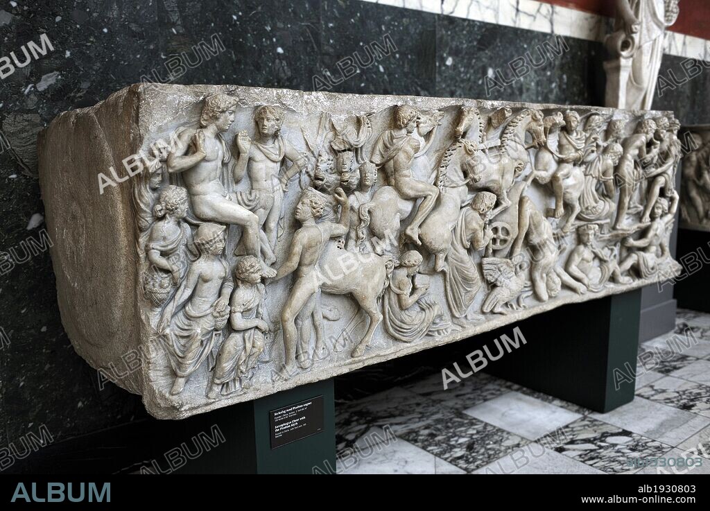 ARTE ROMANO. ITALIA. SARCOFAGO donde se representa en sus relieves el mito de FAETON o FAETONTE. Hijo de Helios, un día condujo el carruaje solar. Pieza procedente de Ostia. S. II d. C. Italia. Mármol. Museo Carlsberg Glyptotek. Copenhague. Dinamarca. Norte Europa.