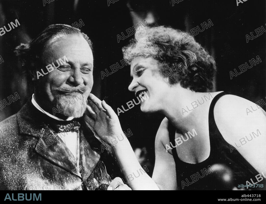 EMIL JANNINGS y MARLENE DIETRICH en EL ÁNGEL AZUL, 1930 (DER BLAUE ENGEL), dirigida por JOSEF VON STERNBERG. Copyright U.F.A.