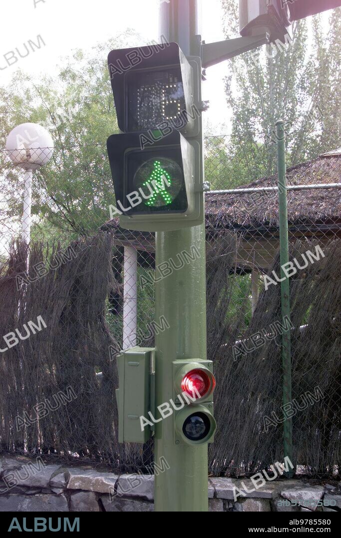 Madrid. 09-17-02. First traffic light with a stopwatch installed on Sepúlveda Avenue. Photo Javier Prieto.