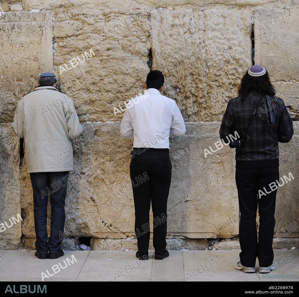 JUDIOS rezando ante el muro de las lamentaciones. Jerusalen. Israel.