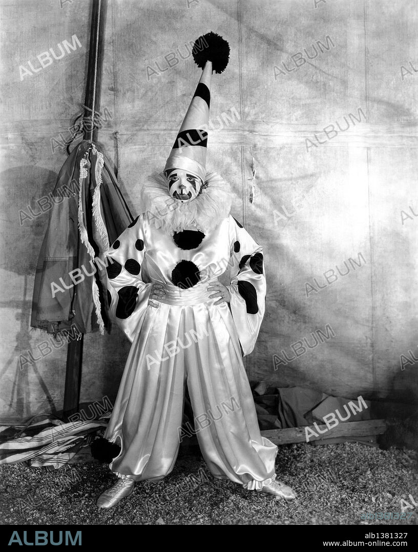 CLARA BOW in DANGEROUS CURVES (1929), directed by LOTHAR MENDES. Copyright PARAMOUNT PICTURES.