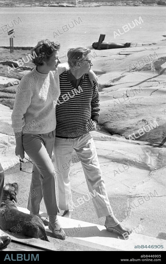 Fjällbacka - Dannholmen - 1961-04-29 - GT-s reportageteam Lars Åhrén och fotograf Jacky Leissner hälsar på hos Ingrid Bergman och Lars Schmidt i den nordbohusländska skärgården. *** Local Caption *** hnzrÈ zr img529.jpg. JACKY LEISSNER.