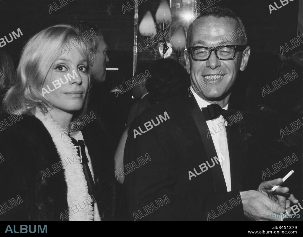 1960-tal.. Orig. bildtext... HARRY SCHEIN OCH INGRID THULIN I PAUSEN PÅ RITZ Anm. Skådespelare Leenden Blicken Gifta 1956-1989 persons: HARRY SCHEIN;INGRID THULIN sites: SVERIGE.