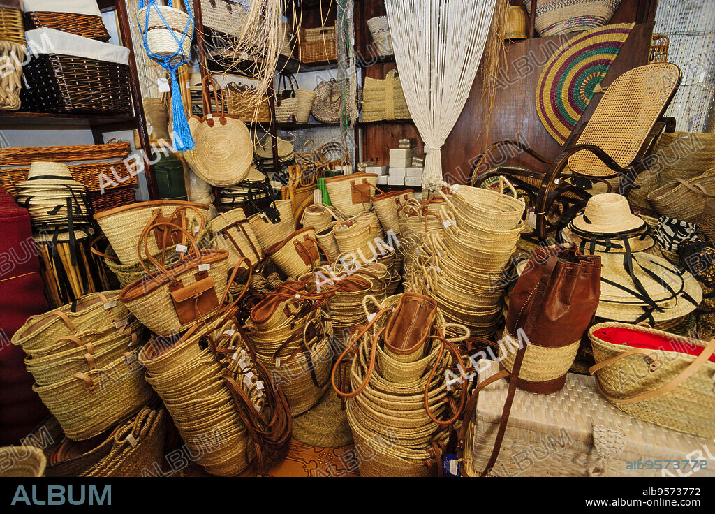 artesano del mimbre tejiendo un balancin,mimbreria Vidal, Palma, mallorca, islas baleares, spain, europa.