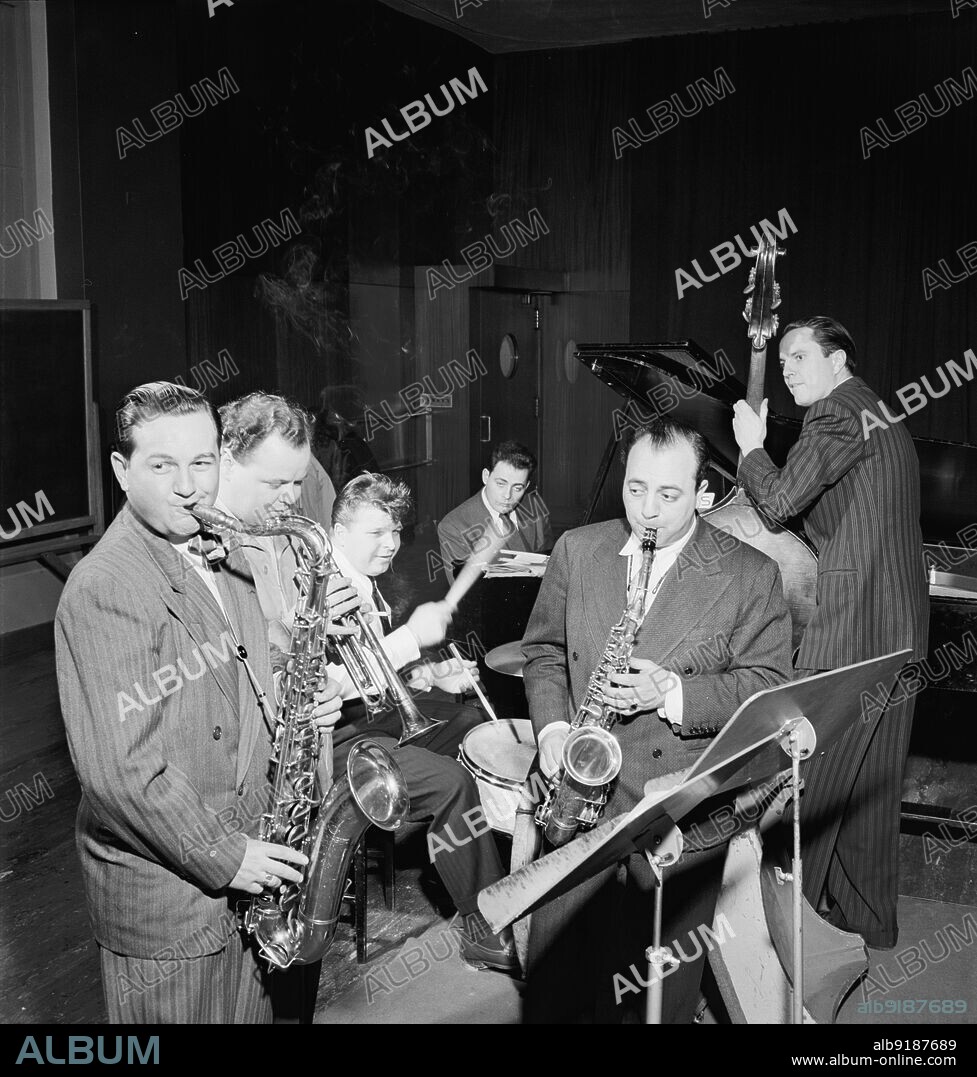 WILLIAM PAUL GOTTLIEB. Portrait of Art Drelinger, Billy Butterfield, Bunny Shawker, Stan Freeman, Toots Mondello, and Bob Haggart, Columbia studio, New York, N.Y., ca. Mar. 1947.