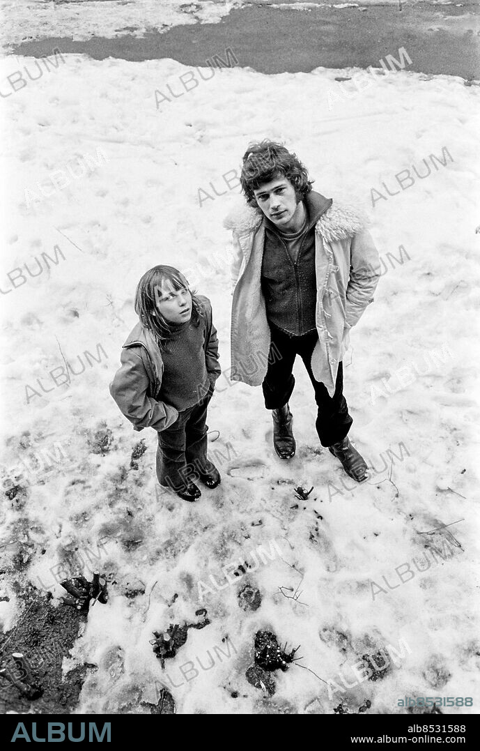 STOCKHOLM 1971-03-16.. Inspelning av NÄR ARNE LARMADE BRANDKÅREN. TV-film av Torbjörn Ehrnvall och Rolf Knutsson efter en berättelse av Gunnar Västberg.. Sänt första gången 1971-04-07.. Här ses skådespelarna Torkel Knutsson (tv), som Arne, och Stig Engström (th), som Lennart.. Foto: Bertil S-son Åberg / RiR / SVT / Kod: 5600. Reportage publ. i RiR 15/71 sid. 13-15, 55.. RiR 20105 sv/v neg. Handen i fickan.