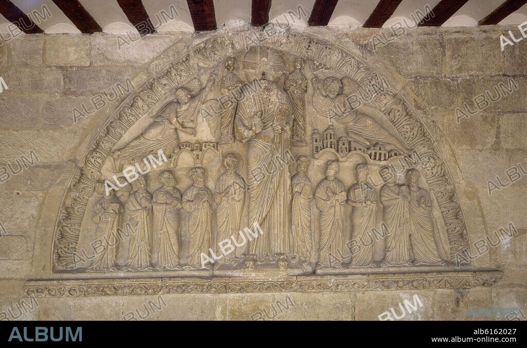 RELIEVE DEL PORTICO CON LA REPRESENTACION DE CRISTO Y EL COLEGIO APOSTOLICO - SIGLO XII - ROMANICO TARDIO.