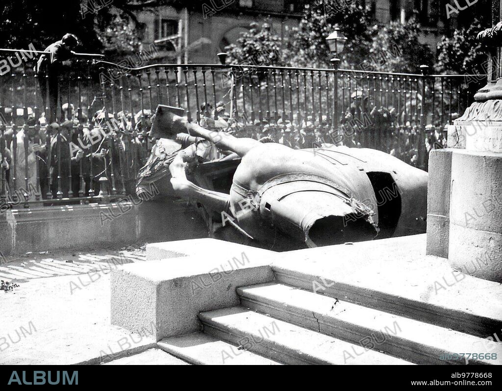 Madrid, 14/04/1931. Proclamación de la Segunda República. La estatua ecuestre de Felipe III yace destruida a los pies de la base de piedra que era su pedestal.