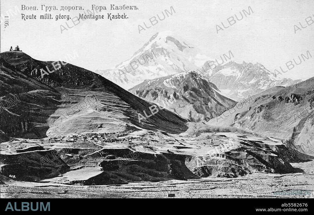 Kaukasus, Georgische (Grusinische) Heerstraße. (Straße von Ordschonikidse nach Tiflis; 208 km lang; 1799 dem Verkehr übergeben). Abschnitt beim Kasbek (Höhe 5033 m). Photographie, um 1890.