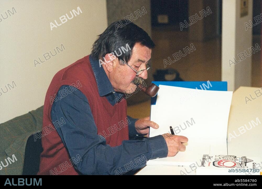 Grass, Günter; deutscher Schriftsteller (1999 Nobelpreis für Literatur), Bildhauer, Maler und Grafiker; Danzig-Langfuhr 16. 10. 1927 - Lübeck 13. 4. 2015. Günter Grass beim Signieren. Foto, Berlin, 22. April 2001.