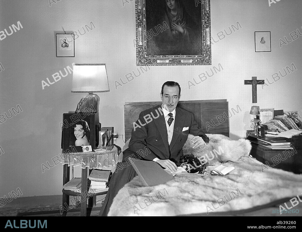 El actor barcelonés de teatro y cine, Enrique Guitart, retratado en su casa de Barcelona el año 1959.