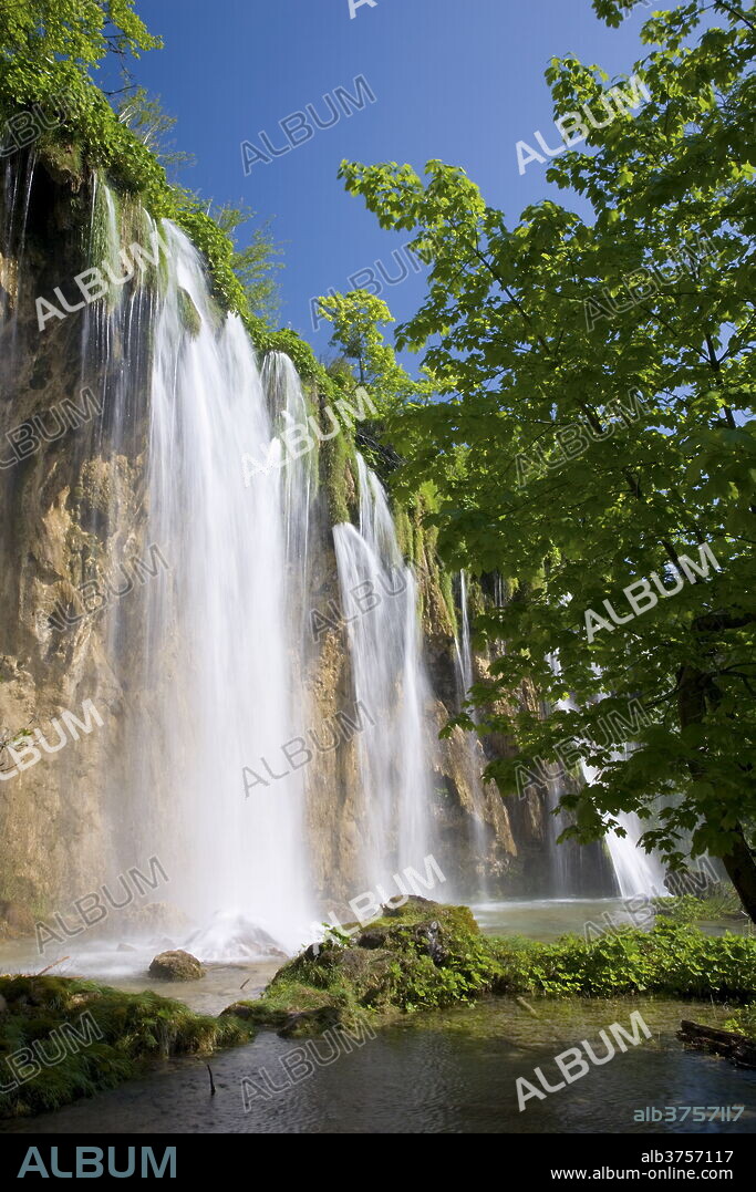Veliki Prstavac falls, Plitvice Lakes National Park (Plitvicka Jezera), UNESCO World Heritage Site, Lika-Senj County, Croatia, Europe.