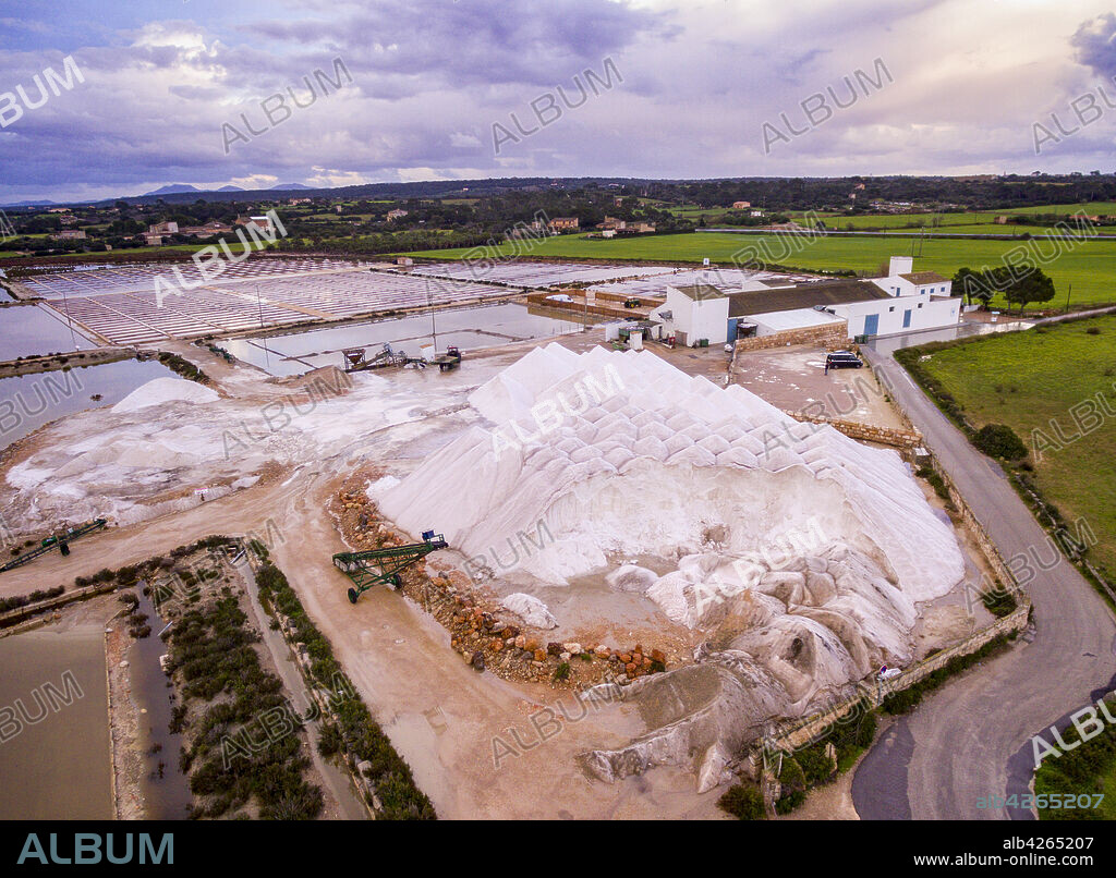 Harvesting artisanal salt piles, Salinas de Levante, Es Trenc-Salobrar Natural Park, Campos, Mallorca, Balearic Islands, Spain.
