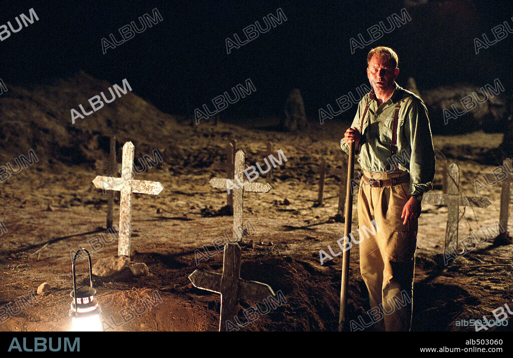 STELLAN SKARSGARD en EXORCISTA: EL EXORCISTA: EL COMIENZO, 2004 (EXORCIST: THE BEGINNING), dirigida por RENNY HARLIN. Copyright WARNER BROS. PICTURES / STRIZZI, SERGIO.
