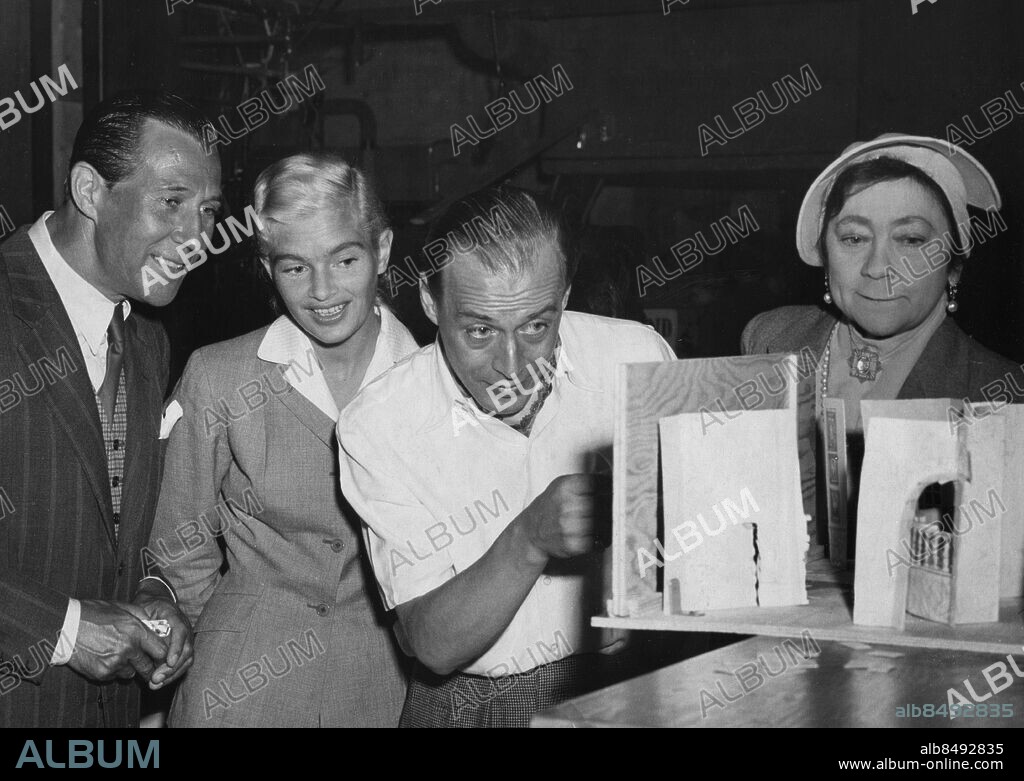 STOCKHOLM 19520806 . Georg Rydeberg, Eva Henning, Hasse Ekman och Tollie Zellman repeterar på Intima teatern i Stockholm.. Foto: Åke Borglund / Expressen / SCANPIX / . Kod: 192. ** AFTONBLADET OUT **.
