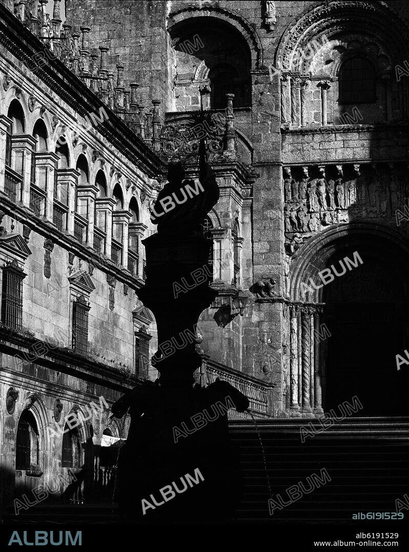 FACHADA DE PLATERIAS -1103/1117 - ARQUITECTURA ROMANICA ESPAÑOLA - FOTOGRAFIA EN BLANCO Y NEGRO - AÑOS 50.