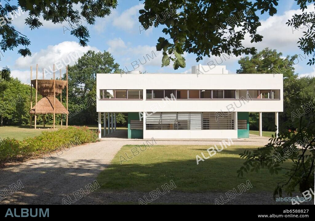 The Villa Savoye, Poissy, Paris. It was designed by Swiss architects Le Corbusier and built between 1928 and 1931 using reinforced concrete.|Exhibition "Sitio" of the Mexican artist Santiago Borja. Si.